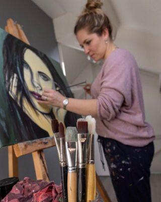 Vakantie is aangebroken❣️Veel tijd om lekker mijn eigen atelier in te duiken😍 

Nieuwsgierig? 

www.marielleveldwijk.nl

#portret #portretten #muurschildering #pastelportret #pastelpainting #epe #instaepe #oilpainting