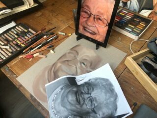 Fijn om hier mee bezig te kunnen zijn op de zondagmiddag🥰. Lieve oma♥️💫

#portretkunst #epe #portret #muurschildering #painting #tekenen #tekening #schildering #pastelkrijt #herinnering